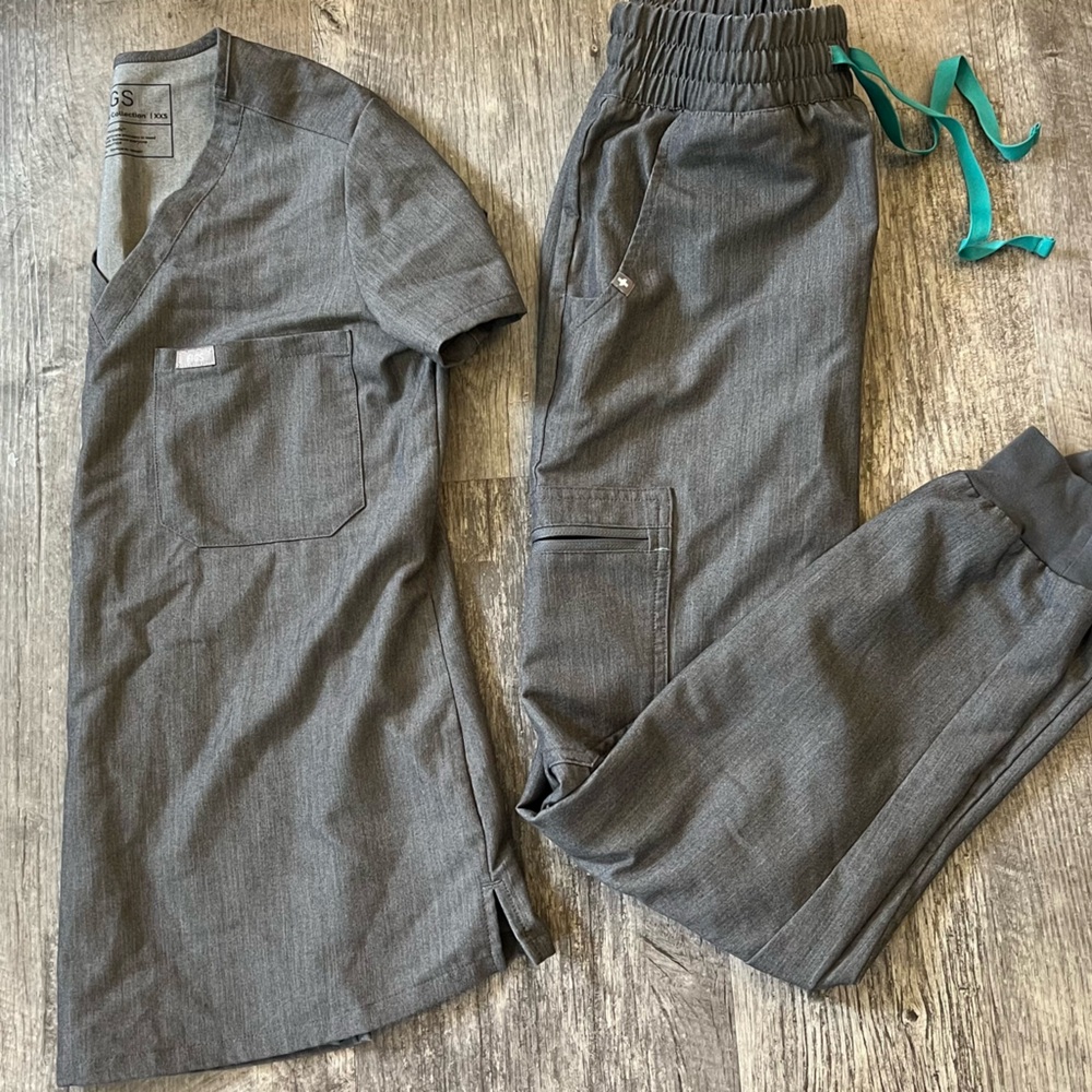 Figs scrubs in graphite set. XXS Catarina top, XS high waisted joggers